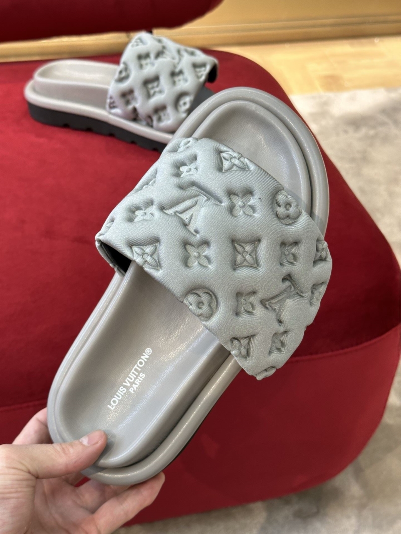 l0vis Vvtt0n slippers